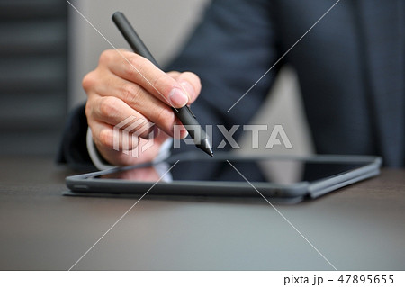 タブレットPC、iPad、タブレット端末で電子サイン署名・決済、ペン入力のビジネスシーンイメージ。 47895655
