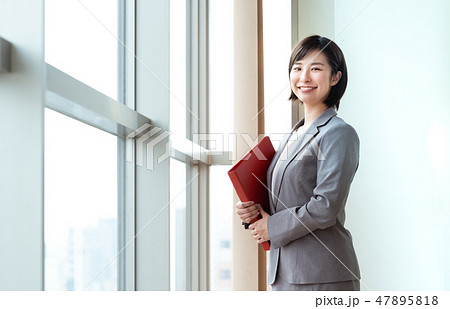 若い女性 47895818