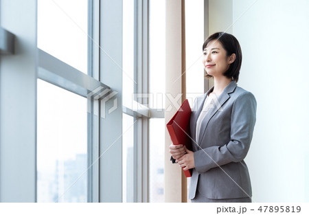 若い女性 47895819
