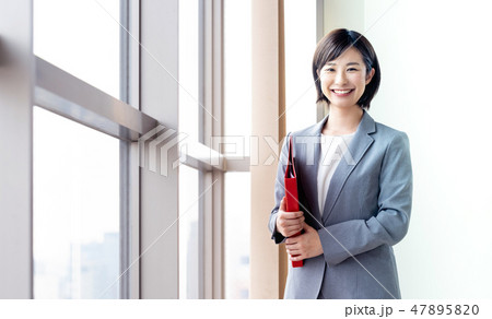 若い女性 47895820