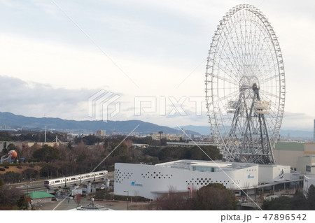 エキスポシティの大観覧車 OSAKA WHEEL と大阪モノレール　大阪府吹田市の都市風景 47896542