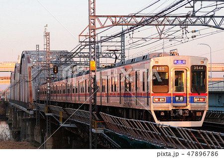 夕日を浴びて鉄橋を渡る京成電車(3500形) 夕日を浴びて鉄橋を渡る京成電車(3500形) 47896786