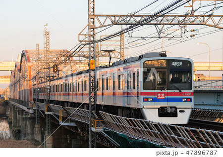 夕暮れの鉄橋を渡る京成電車（3400形） 47896787