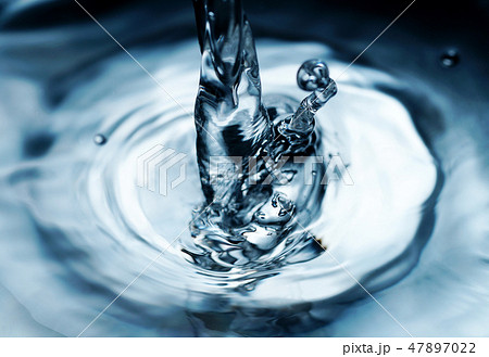 水 水滴 水面 泡 波紋 イメージ素材の写真素材