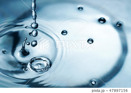 水 水滴 水面 泡 波紋 イメージ素材の写真素材