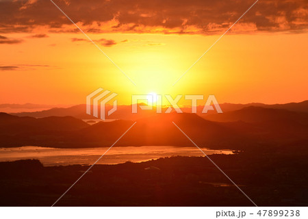 志度湾、津田湾の日の出2（平成最期の元旦、香川県屋島山上より） 47899238