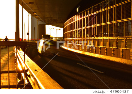 レインボーブリッジを走る車の写真素材