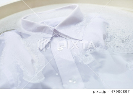 Soak  cloth before washing, white shirt 47900897