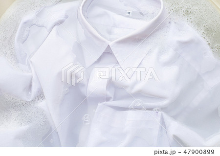 Soak cloth before washing, white shirt Soak cloth before washing, white shirt 47900899