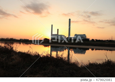 高槻市：夕焼けに浮かぶ、淀川河川敷の施設の建物：大阪府枚方市から撮影 47902081