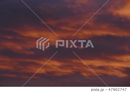 Oranger Leicht bewölkter Himmel Oranger Leicht bewölkter Himmel 47902747