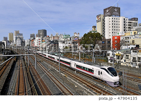 日本の東京都市景観 鶯谷駅前のホテル街などを望む 47904135