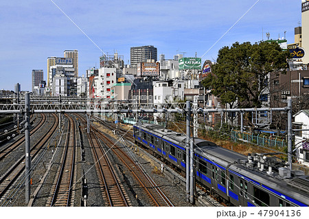日本の東京都市景観 鶯谷駅前のホテル街などを望む 47904136