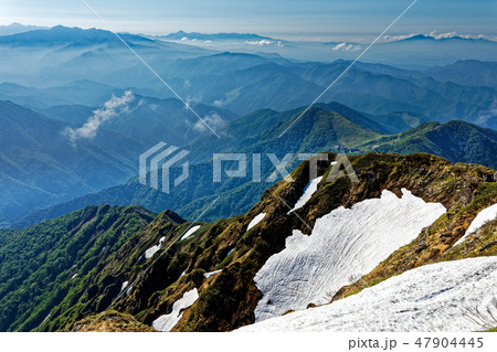 谷川岳から望む西黒尾根と北関東の山並み 47904445