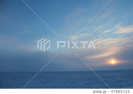 オホーツクの流氷の朝日 47905133