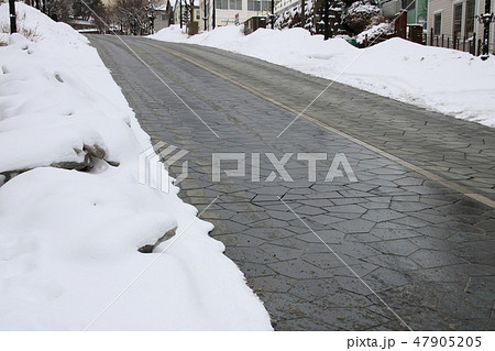 北海道函館市 八幡坂 ロードヒーティングにより車道に積雪がない の写真素材