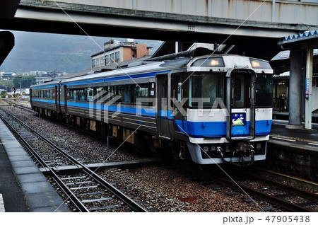 阿波池田駅に停車中の特急剣山（キハ185系） 47905438