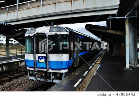 阿波池田駅に停車中の特急剣山(キハ185系) 阿波池田駅に停車中の特急剣山(キハ185系) 47905442