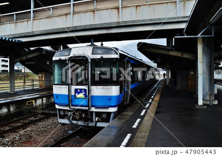 阿波池田駅に停車中の特急剣山(キハ185系) 阿波池田駅に停車中の特急剣山(キハ185系) 47905443