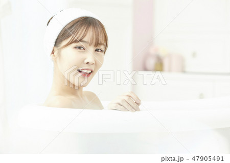 若い女性 女性 女 47905491