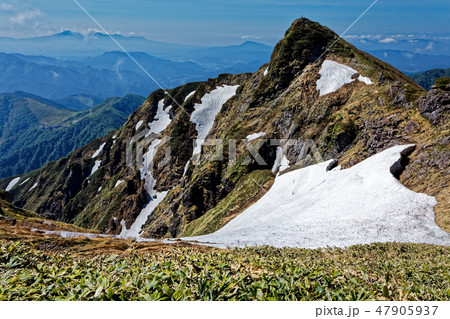 残雪の谷川岳 トマの耳と赤城山遠望の写真素材