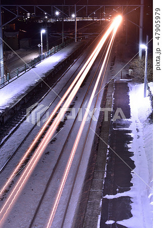 冬の朝の北海道七飯町大中山駅で駅を通過する列車の光跡を撮影 47905979