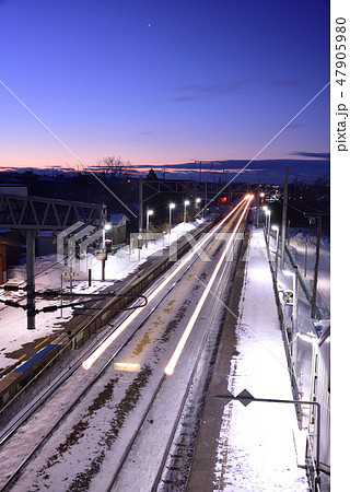 冬の朝の北海道七飯町大中山駅で駅を通過する列車の光跡を撮影 47905980