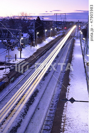 冬の朝の北海道七飯町大中山駅で駅を通過する列車の光跡を撮影 47905983