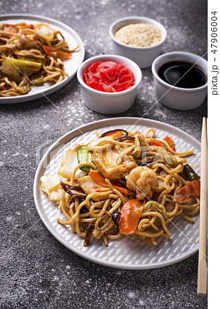 Asian noodles with shrimps and vegetables Asian noodles with shrimps and vegetables 47906004