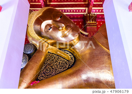 A beautiful gilded reclining Buddha image 47906179