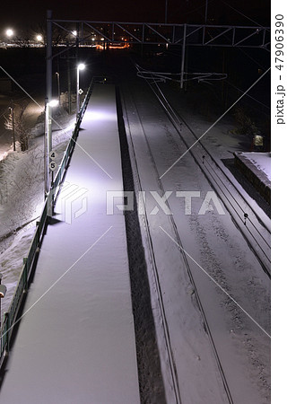 冬の北海道七飯町大中山駅の夜明け前の風景を撮影 47906390