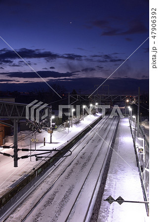 冬の北海道七飯町大中山駅の夜明け前の風景を撮影 47906392