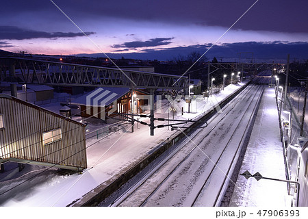 冬の北海道七飯町大中山駅の夜明け前の風景を撮影 47906393