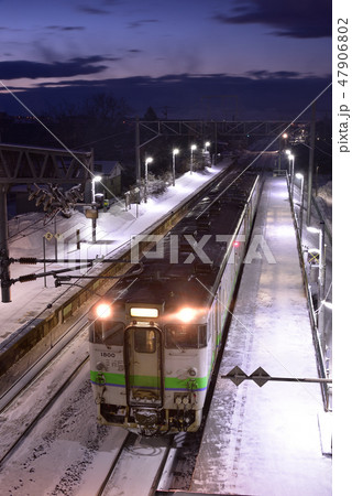 冬の朝の北海道七飯町大中山駅に停車する各駅停車の列車の風景を撮影 47906802