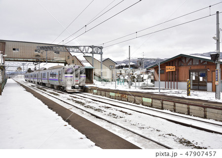 冬の北海道七飯町大中山駅を通過するはこだてライナーの風景を撮影 47907457