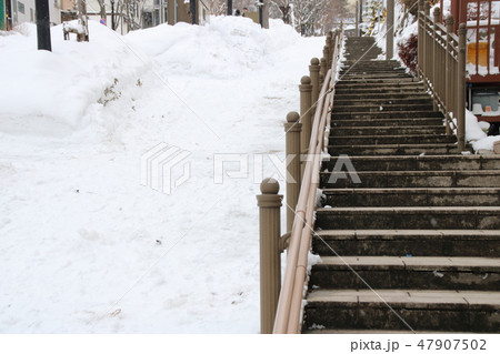 北海道函館市・八幡坂の歩道。歩道の階段部にはロードヒーティングの効果により積雪がない。 47907502
