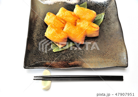 黒い皿のいなり寿司 47907951