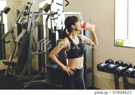 ウエイトトレーニング　若い女性 47908622