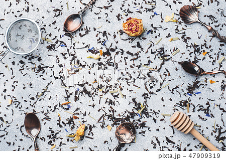 Tea leaves for brewing and spoons  47909319