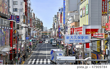 日本の東京都市景観　新大久保駅前を望む（画面奥は大久保駅方向） 47909784