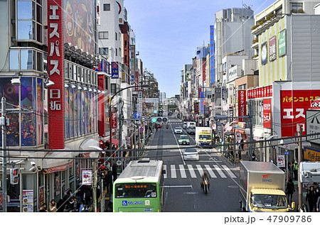 日本の東京都市景観　新大久保駅前を望む（画面奥は大久保駅方向） 47909786