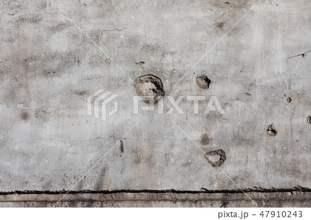 弾痕が残る壁 47910243