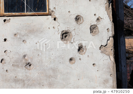 弾痕が残る壁 47910250