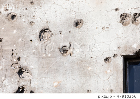 弾痕が残る壁 47910256