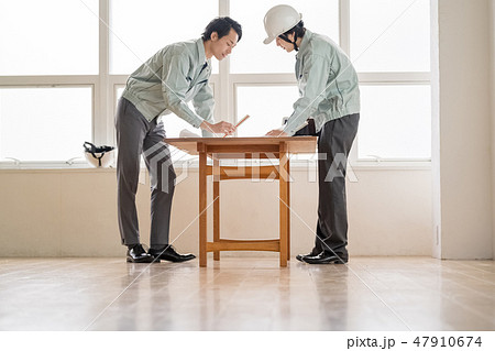 図面と現場を照合しながら後輩を厳しく指導するイケメン上司ビジネスマン一級建築士施工管理技士 図面と現場を照合しながら後輩を厳しく指導するイケメン上司ビジネスマン一級建築士施工管理技士 47910674