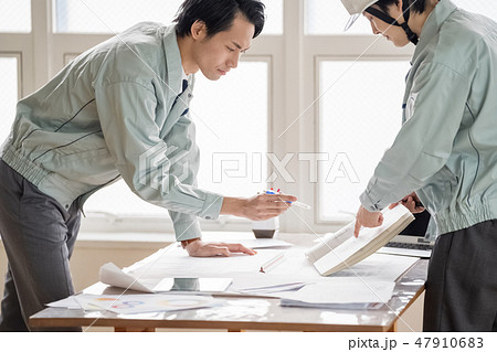 施工図見ながら具体的に後輩を厳しく指導するイケメン上司ビジネスマン一級建築士施工管理技士 47910683