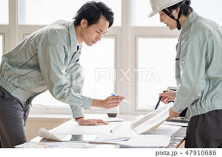 図面を見ながら現場の納まりを検討する設計事務所のイケメン一級建築士施工管理技士 図面を見ながら現場の納まりを検討する設計事務所のイケメン一級建築士施工管理技士 47910686