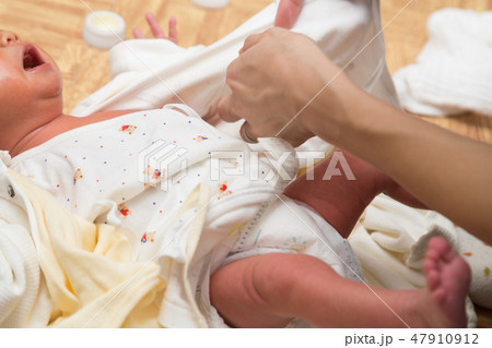 乳児　着替えおむつ交換 47910912