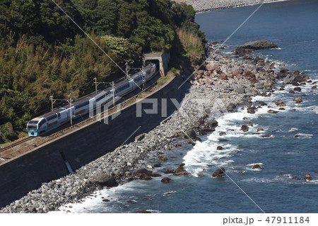 海岸沿いを行く、特急スーパービュー踊り子 47911184