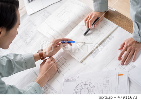 設計事務所で図面納まりを確認し仕上げの指示をする一級建築士設計業務委託受託 設計事務所で図面納まりを確認し仕上げの指示をする一級建築士設計業務委託受託 47911673